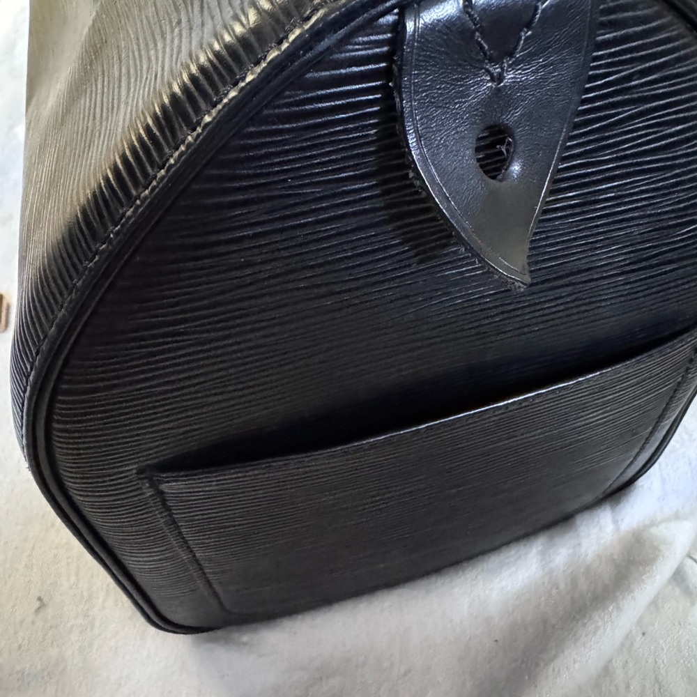 Louis Vuitton Speedy 35 in classic Black Epi leather. - Picture 4 of 11